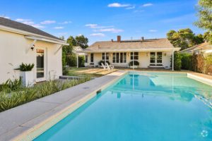 19616 victory blvd tarzana ca building photo