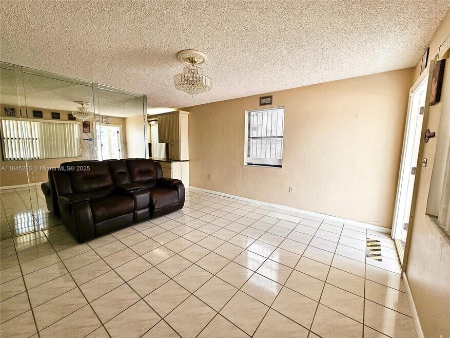 4596-e-8th-ct-hialeah-fl-foto-del-edificio