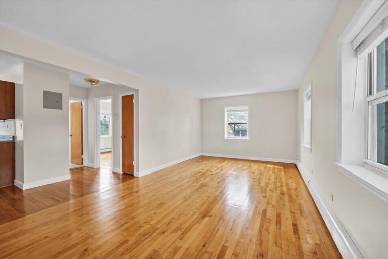 Casa en RENTA en New York Queens County Forest Hills Central Queens 11012 64th Rd