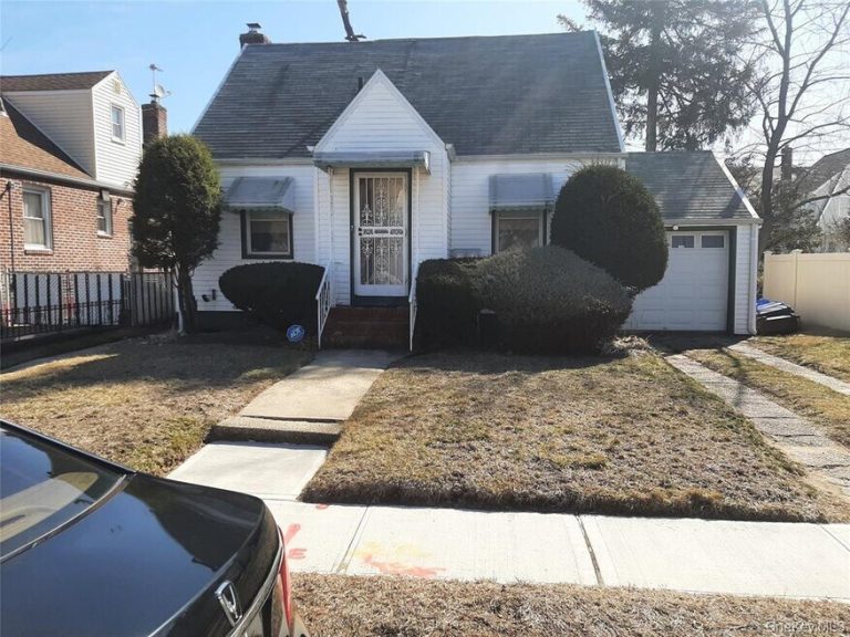 Casa en RENTA en New York Queens County Queens Southeast Queens 130-55 218th St