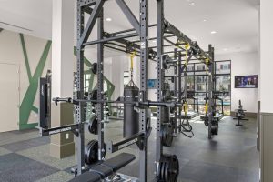 INMUEBLES en USA 36 enclave-heritage-flats-chula-vista-ca-estudio-de-bienestar-de-dos-pisos-con-tr