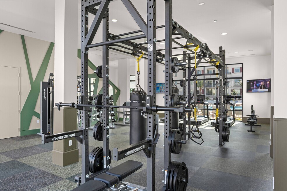 enclave-heritage-flats-chula-vista-ca-estudio-de-bienestar-de-dos-pisos-con-tr