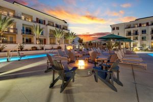 INMUEBLES en USA 35 enclave-heritage-flats-chula-vista-ca-mesas-ignfugas-junto-a-la-piscina-en-enc