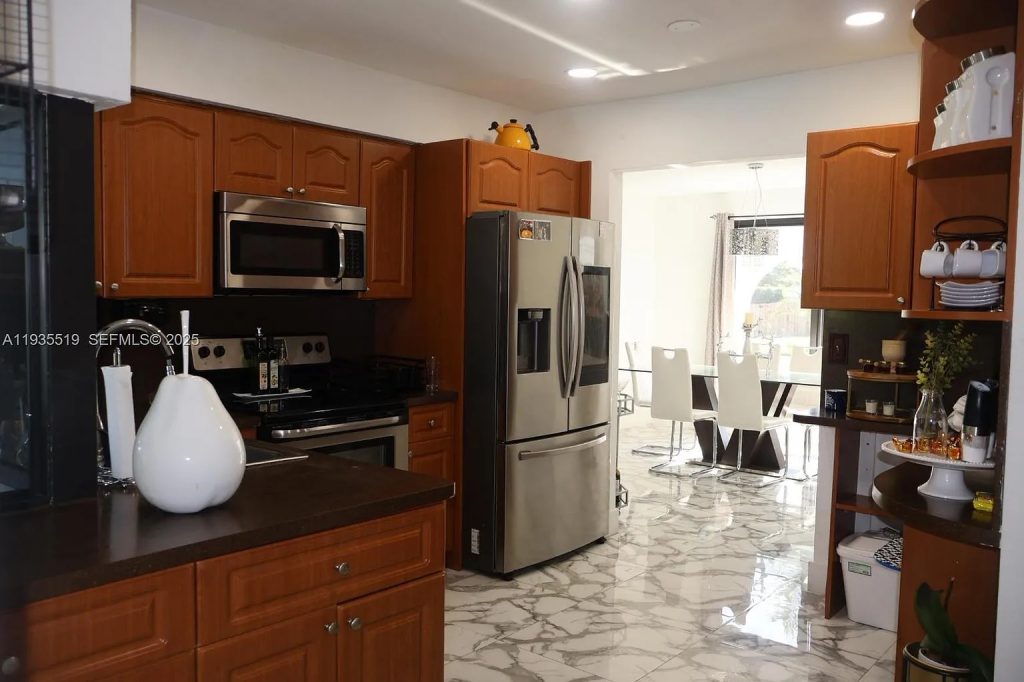 3b05cadf7985c45f59c07852cd969887-uncropped_scaled_within_1536_1152