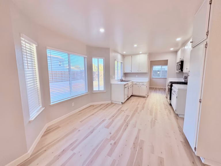 Casas California Los Angeles County Lancaster Antelope Valley $595 Precio mensual total 3515 W Avenue J4, Lancaster, CA 93536