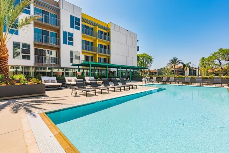 Citrus Commons 14150 Riverside Dr, Sherman Oaks, CA 91423