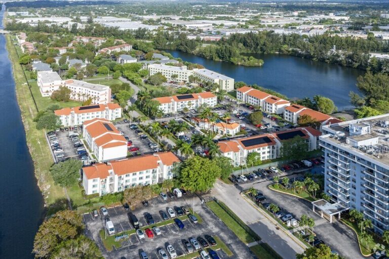 RENTA HABITACION, Florida Miami/Dade County Miami Biscayne Gardens West Park City 825 NW 155th Ln, Miami, FL 33169