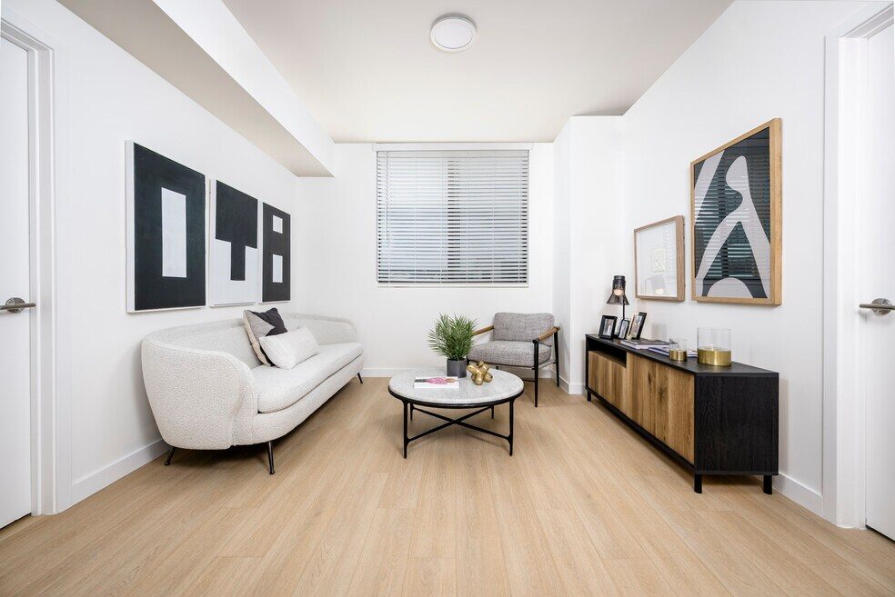 serenity-at-liberty-square-ls4-miami-fl-sala-de-estar-modelo-de-dos-dormitorios