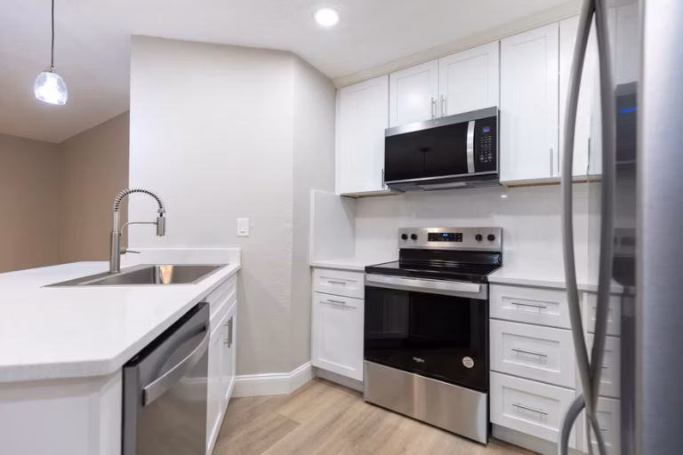 Condominios Florida Orange County Orlando $1,800 Precio mensual total 4572 Commander Dr Unidad 1212, Orlando, FL 32822