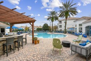 halston-world-gateway-apartment-homes-orlando-fl-exterior-3-la-piscina-de-servicios