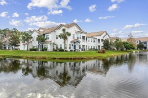 halston-world-gateway-apartment-homes-orlando-fl-exterior-de-obsequio-pond-2