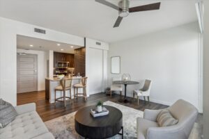life-time-living-at-gables-station-coral-gables-fl-sala-de-estar-modelo-life-time-living-ga