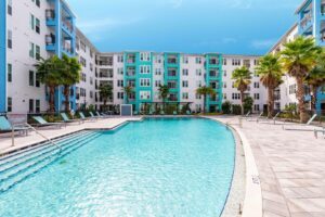 millenia-700-apartments-orlando-fl-piscina-resplandeciente