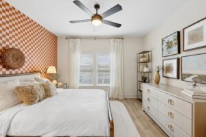 paros-vineland-orlando-fl-dormitorio-con-ventana-y-vestidor