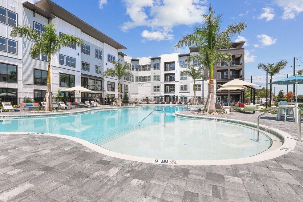paros-vineland-orlando-fl-piscina-de-agua-salada-con-zona-para-tom