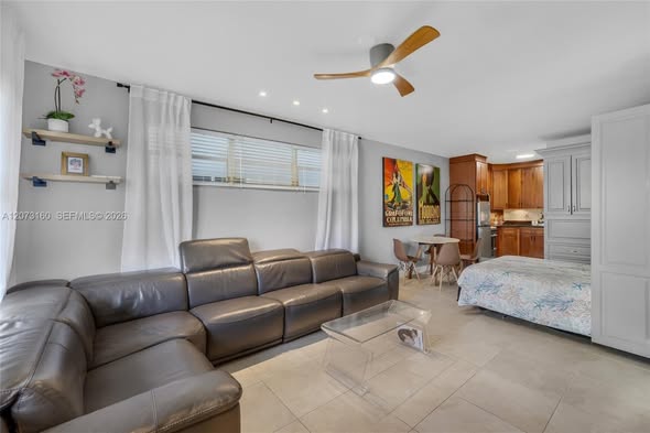 Apartamen for RENTA FURNISHED Experience timeless Miami Beach charm at the iconic Helen Mar, a classic Art Deco